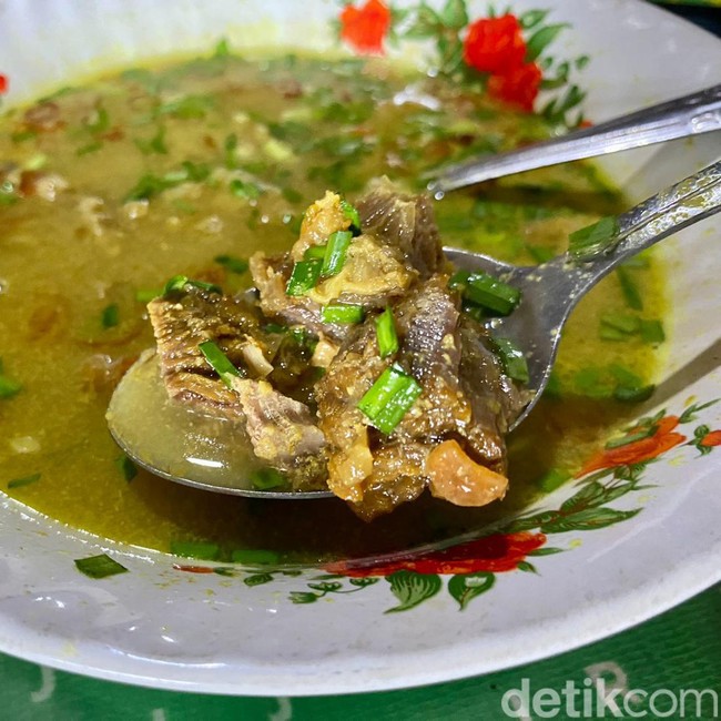 Satu Keluarga, Tapi Beda! Kisah Empal Gentong Cirebon Bu Darma vs Mang Darma