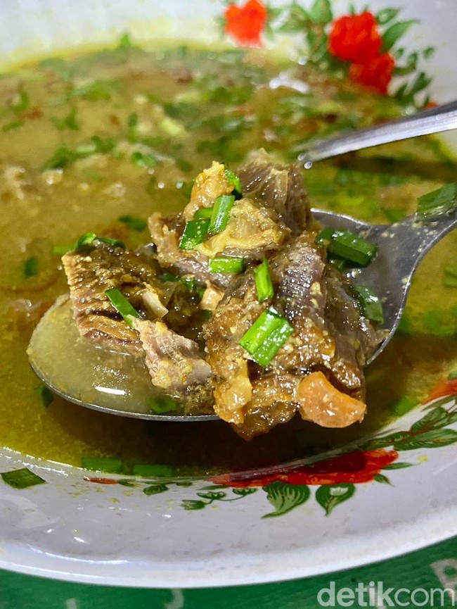 Satu Keluarga, Tapi Beda! Kisah Empal Gentong Cirebon Bu Darma vs Mang Darma