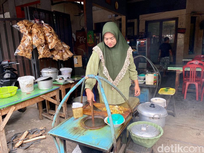 Empal Gentong Bu Darma Pertahankan Resep Sejak 1950, Lezatnya Melegenda! Empal Gentong Bu Darma Pertahankan Resep Sejak 1950, Lezatnya Melegenda!
