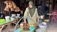 Di bagian depan tampak pegawai rumah makan sibuk meracik pesanan empal gentong pengunjung. Isinya ada daging dan jeroan seperti usus, babat, paru, dan lidah sapi.  
