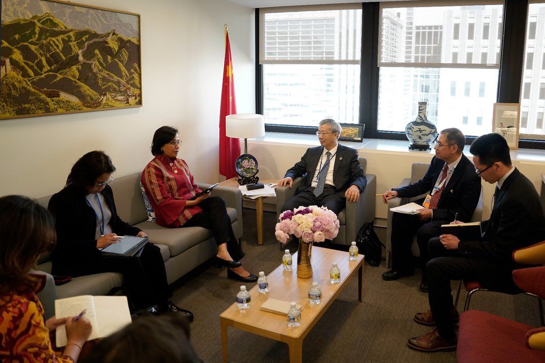 enteri Keuangan Sri Mulyani dan Gubernur dari The People’s Bank of China, Yi Gang, bertemu secara bilateral saat menghadiri IMF-World Bank Spring Meeting 2023