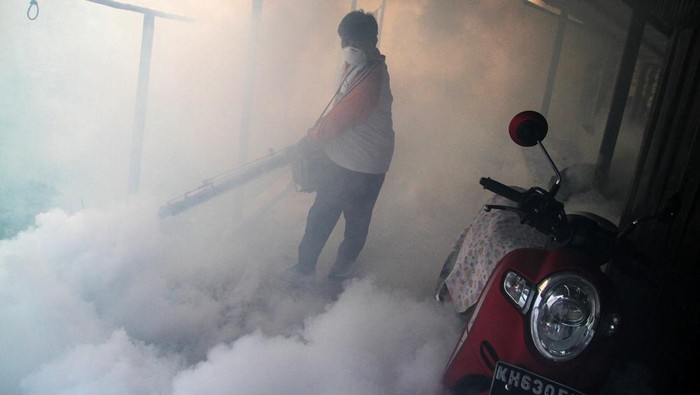 Fogging untuk Cegah DBD di Palangkaraya Petugas Puskesmas Pahandut melakukan fogging atau pengasapan di komplek Gang Syalawat, Palangka Raya, Kalimantan Tengah, Sabtu (15/4/2023). Pengasapan yang dilakukan di kawasan permukiman padat penduduk tersebut guna mencegah penyebaran penyakit Demam Berdarah Dengue (DBD) yang disebabkan oleh gigitan nyamuk Aedes Aegypti menyusul adanya temuan kasus DBD di daerah itu. ANTARA FOTO/Makna Zaezar/foc.