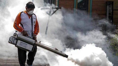 Petugas Puskesmas Pahandut melakukan fogging atau pengasapan di komplek Gang Syalawat, Palangka Raya, Kalimantan Tengah, Sabtu (15/4/2023). Pengasapan yang dilakukan di kawasan permukiman padat penduduk tersebut guna mencegah penyebaran penyakit Demam Berdarah Dengue (DBD) yang disebabkan oleh gigitan nyamuk Aedes Aegypti menyusul adanya temuan kasus DBD di daerah itu. ANTARA FOTO/Makna Zaezar/foc.