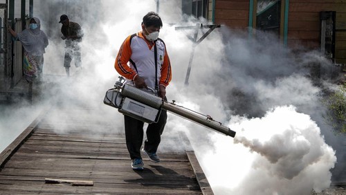 Petugas Puskesmas Pahandut melakukan fogging atau pengasapan di komplek Gang Syalawat, Palangka Raya, Kalimantan Tengah, Sabtu (15/4/2023). Pengasapan yang dilakukan di kawasan permukiman padat penduduk tersebut guna mencegah penyebaran penyakit Demam Berdarah Dengue (DBD) yang disebabkan oleh gigitan nyamuk Aedes Aegypti menyusul adanya temuan kasus DBD di daerah itu. ANTARA FOTO/Makna Zaezar/foc.