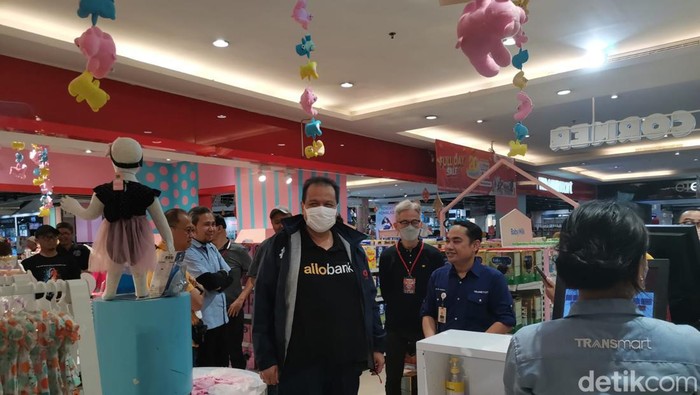Founder & Chairman CT Corp Chairul Tanjung di Transmart Cempaka Putih