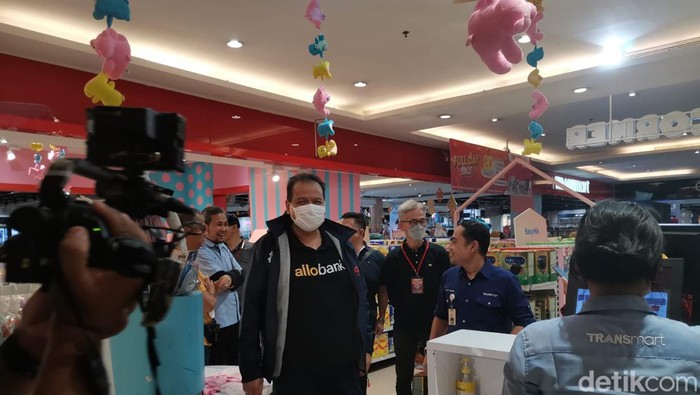 Founder & Chairman CT Corp Chairul Tanjung di Transmart Cempaka Putih