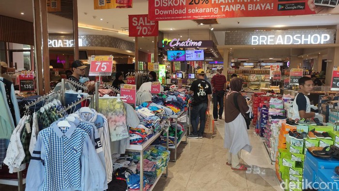 Transmart menggelar diskon besar-besaran hari ini sampai pukul 24.00 WIB. Banjir potongan harga hingga promo belanja berhadiah bisa didapatkan di MX Transmart Malang.