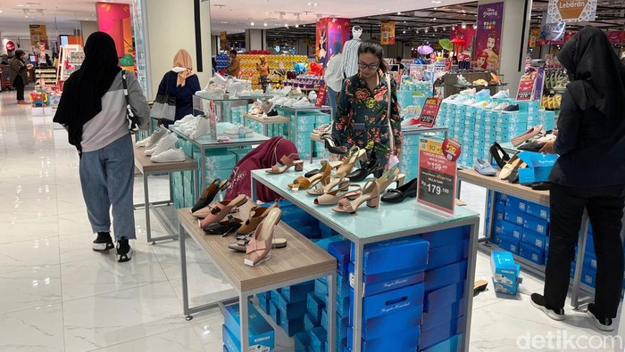 Full Day Sale di Transmart, Bunda-bunda Borong Sandal Lebaran