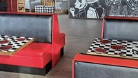 Ketika memasuki gerai, suasananya nyaman dengan tema tahun 50 an. Ada beberapa  sofa yang bisa dipilih untuk bersantai. Foto: onlyinyourstate.com