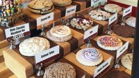 Ini dia tampilan cookies yang paling populer. Pelanggan bisa bebas memilih beberapa macam cookie berbeda sesuai selera. Rasanya komplet ya? Foto: onlyinyourstate.com