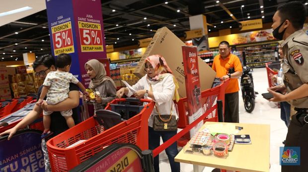 Gerai elektronik transmart Juanda Bekasi dipadati oleh pengunjung pada (15/4/2023) untuk berburu Full Day Sale Transmart hingga Pukul 24.00 waktu setempat. (CNBC Indonesia/Tias Budiarto)