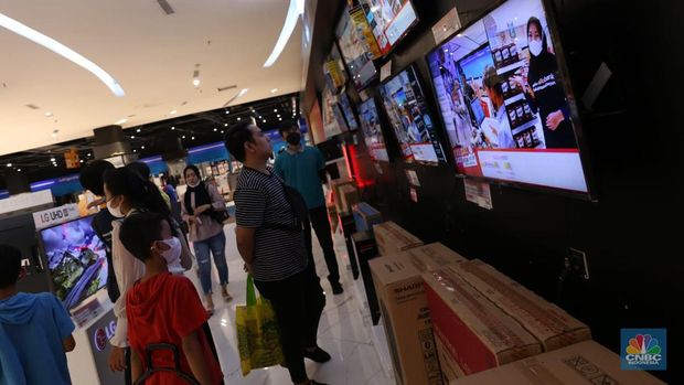 Gerai elektronik transmart Juanda Bekasi dipadati oleh pengunjung pada (15/4/2023) untuk berburu Full Day Sale Transmart hingga Pukul 24.00 waktu setempat. (CNBC Indonesia/Tias Budiarto)