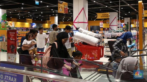 Gerai elektronik transmart Juanda Bekasi dipadati oleh pengunjung pada (15/4/2023) untuk berburu Full Day Sale Transmart hingga Pukul 24.00 waktu setempat. (CNBC Indonesia/Tias Budiarto)