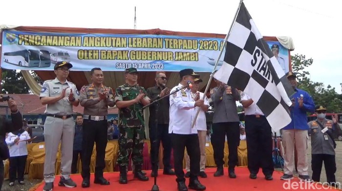 Gubernur Jambi Al Haris saat melepas 2 bus mudik gratis. (Ferdi/detikSumut)