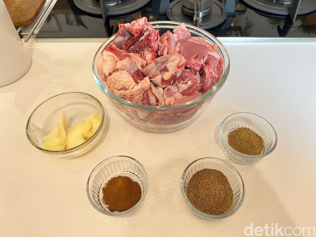 Resep Kambing Guling ala Chef Aaron Laksana Buat Sajian Lebaran Nikmat