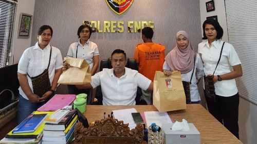 Kasat Reskrim Polres Ende Iptu Yance Kadiaman memperlihatkan barang bukti dan tersangka pencabulan tujuh siswa di sebuah SD di Ende.