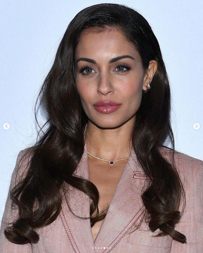 Hiba sendiri berdarah keturunan Tunisia dan Libya. Dia mempelajari Filologi Arab dan mendapat gelar lisensi di bidang drama dari RESAD Spanyol. Foto: dok. Instagram @hiba_abouk_