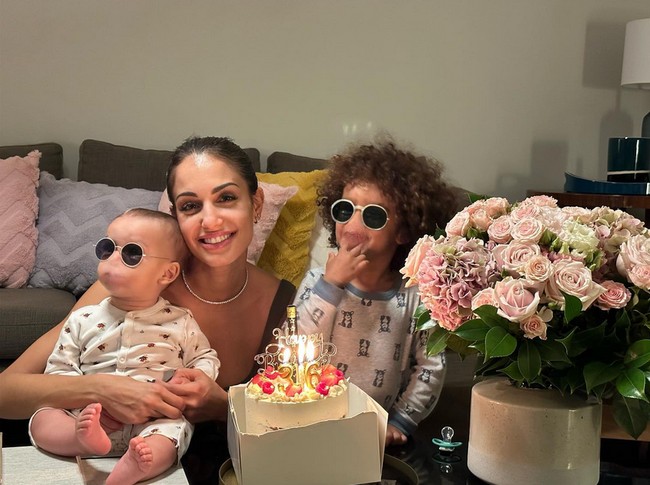 Hiba Abouk dan Achraf Hakimi menikah pada 2020 dan telah dikaruniai dua anak. Keduanya terpaut 12 tahun, di mana Hiba lebih tua dari Hakimi. Foto: dok. Instagram @hiba_abouk_