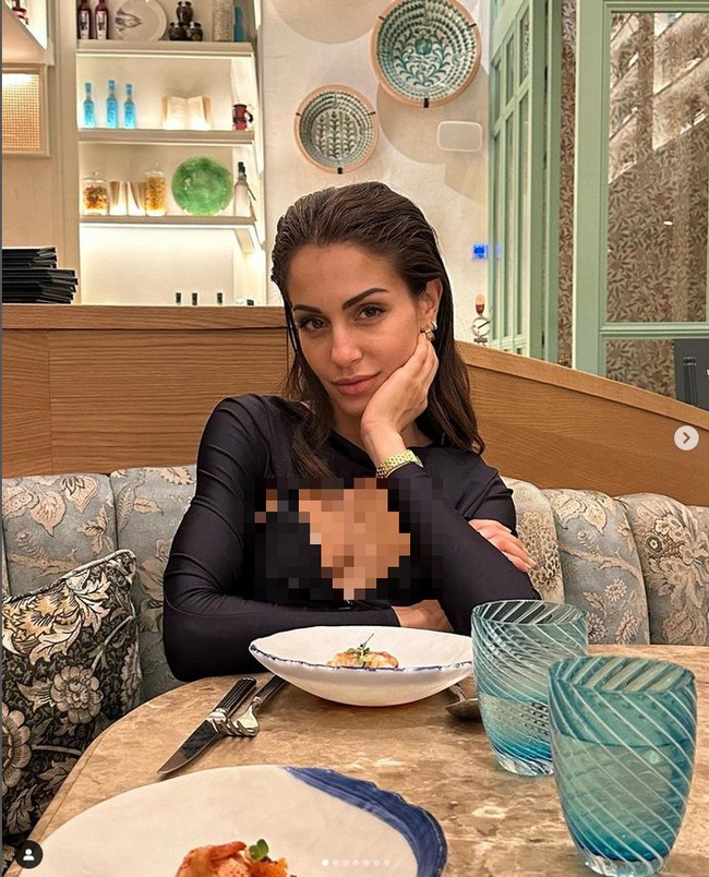 Saat itu Hiba Abouk angkat bicara dan mengatakan dia akan berpihak pada korban. Hiba juga memutuskan untuk berpisah sebelum Achraf Hakimi didakwa melakukan pemerkosaan. Namun pemain serial El Principe itu tidak menjelaskan alasannya ingin berpisah dari suaminya pada Maret 2023. Foto: dok. Instagram @hiba_abouk_