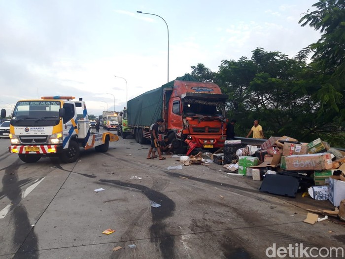 Polisi mengungkap identitas korban kecelakaan di Tol Boyolali, Jawa Tengah. Kecelakaan itu menewaskan delapan orang dan membuat 13 korban mengalami luka-luka.