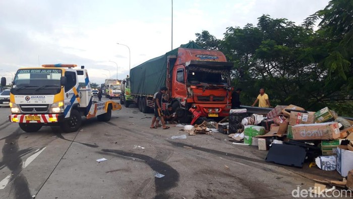 Polisi mengungkap identitas korban kecelakaan di Tol Boyolali, Jawa Tengah. Kecelakaan itu menewaskan delapan orang dan membuat 13 korban mengalami luka-luka.