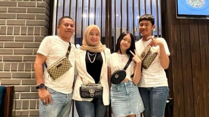 Ismail dan keluarga saat pamer barang mewah (Foto: Istimewa)
