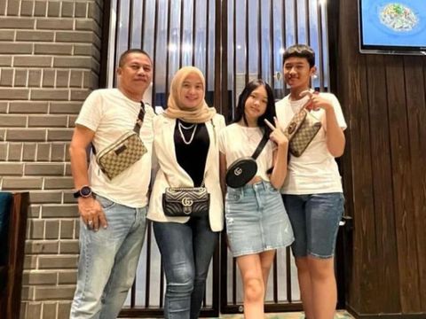 Ismail dan keluarga saat pamer barang mewah (Foto: Istimewa)