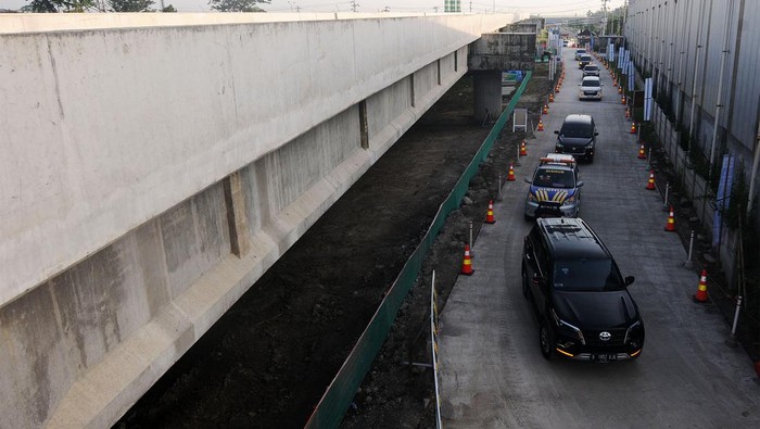 Pengemudi melintasi jalan fungsional tol Solo-Yogyakarta di Banyudono, Boyolali, Jawa Tengah, Sabtu (15/4/2023). Pada H-7 Idul Fitri 1444 H, jalan tol fungsional Solo-Yogyakarta mulai dibuka mulai pukul 06.00 WIB-17.00 WIB untuk kelancaran arus mudik Lebaran 2023. ANTARA FOTO/Aloysius Jarot Nugroho/foc.