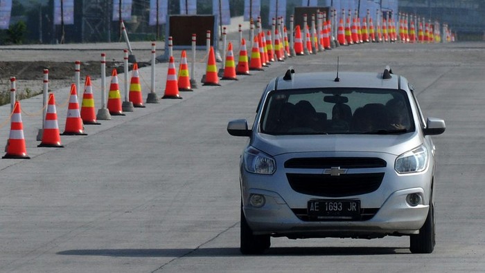 Pengemudi melintasi jalan fungsional tol Solo-Yogyakarta di Banyudono, Boyolali, Jawa Tengah, Sabtu (15/4/2023). Pada H-7 Idul Fitri 1444 H, jalan tol fungsional Solo-Yogyakarta mulai dibuka mulai pukul 06.00 WIB-17.00 WIB untuk kelancaran arus mudik Lebaran 2023. ANTARA FOTO/Aloysius Jarot Nugroho/foc.