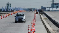 Kendaraan melintas di tol Solo-Yogyakarta, Sabtu (15/4/2023).