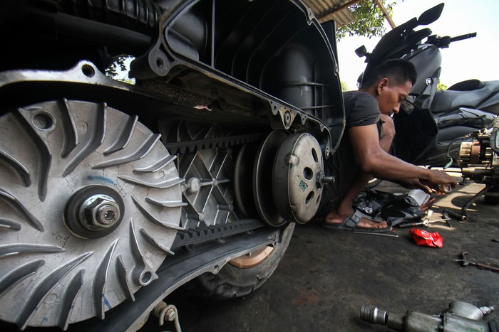 Teknisi memperbaiki sepeda motor di salah satu bengkel lintas jalan Pase, Kota Lhokseumawe, Aceh, Sabtu (15/4/2023). Pengusaha bengkel setempat mengaku, dalam sepekan terakhir permintaan servis sepeda motor meningkat dari 8-10 motor per hari menjadi 50 motor per hari untuk persiapan mudik lebaran. ANTARA FOTO/Rahmad/aww.
