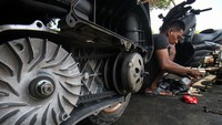 Pengusaha bengkel setempat mengaku, dalam sepekan terakhir permintaan servis sepeda motor meningkat.