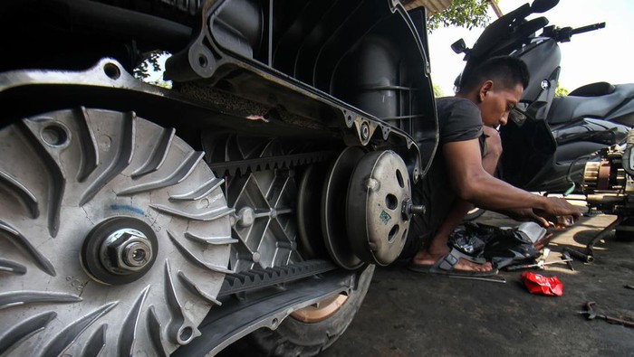 Teknisi memperbaiki sepeda motor di salah satu bengkel lintas jalan Pase, Kota Lhokseumawe, Aceh, Sabtu (15/4/2023). Pengusaha bengkel setempat mengaku, dalam sepekan terakhir permintaan servis sepeda motor meningkat dari 8-10 motor per hari menjadi 50 motor per hari untuk persiapan mudik lebaran. ANTARA FOTO/Rahmad/aww.