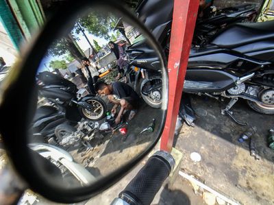 Jelang Mudik Lebaran, Bengkel Motor Ramai