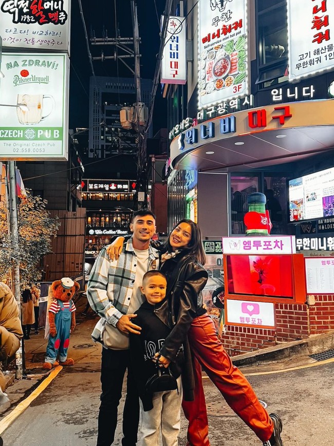 Dalam keterangan unggahan fotonya, Jessica Iskandar sendiri mengaku bahwa nafasnya sudah menjadi lebih plong di hari ketiga setelah operasi plastik. Terlihat juga sang suami dan anaknya yang selalu setia menemani. Foto: Instagram/@inijedar