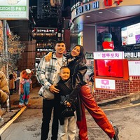 Dalam keterangan unggahan fotonya, Jessica Iskandar sendiri mengaku bahwa nafasnya sudah menjadi lebih plong di hari ketiga setelah operasi plastik. Terlihat juga sang suami dan anaknya yang selalu setia menemani. Foto: Instagram/@inijedar