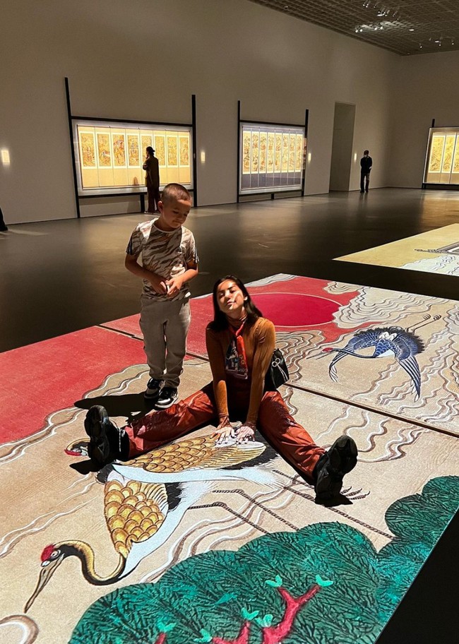 Sebelumnya wanita yang akrab disapa Jedar itu sendiri masih tampak menutupi bagian hidungnya.Namun belakangan Jedar sudah berani memamerkan wajah barunya setelah operasi plastik tanpa ditutupi. Foto: Instagram/@inijedar