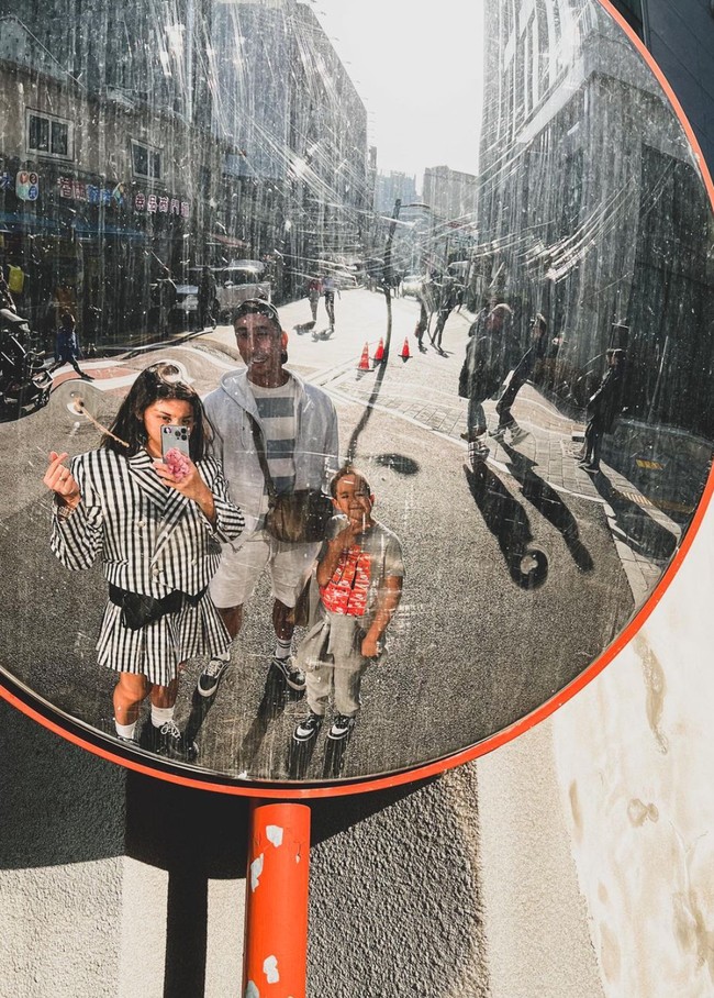 Melalui akun Instagram pribadinya Jessica mengaku telah menjalani operasi plastik untuk memperbaiki rongga hidungnya yang miring. Operasi tersebut dilakukannya di Korea dengan mengajak serta suami dan anaknya. Foto: Instagram/@inijedar