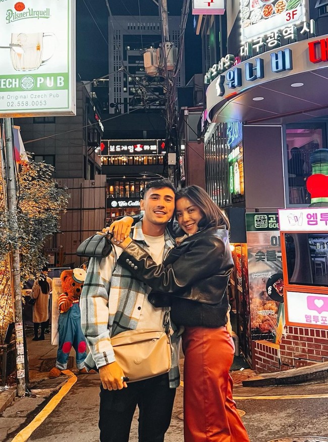 Walaupun masih tertutup dengan plester coklat namun wajahnya sudah cukup jelas terlihat. Tak sedikit netizen yang kemudian berkomentar, menyebut penampilan Jedar terlihat jadi berbeda. Foto: Instagram/@inijedar