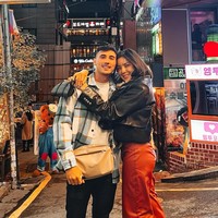 Walaupun masih tertutup dengan plester coklat namun wajahnya sudah cukup jelas terlihat. Tak sedikit netizen yang kemudian berkomentar, menyebut penampilan Jedar terlihat jadi berbeda. Foto: Instagram/@inijedar