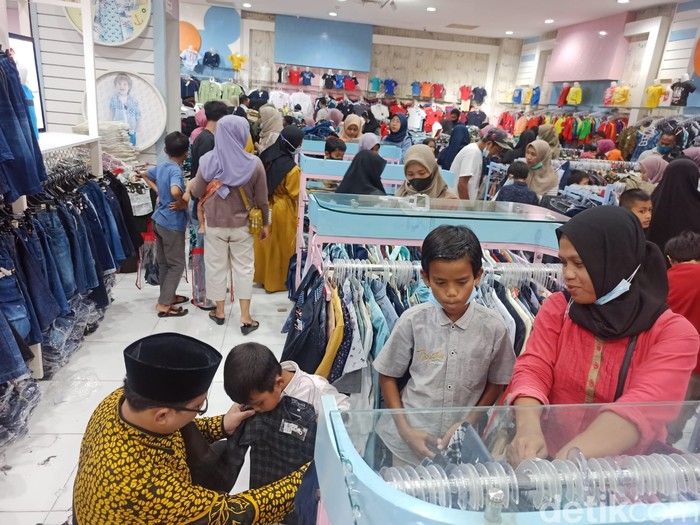 Kades Sidomulyo Jember mengajak ratusan anak yatim berbelanja baju Lebaran di mal