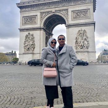 Kadis PUPR Empat Lawang Ismail saat liburan ke luar negeri bersama istri. (Foto: Istimewa)