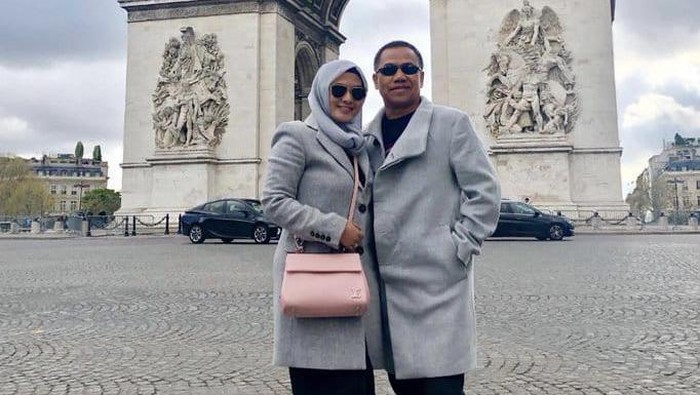 Kadis PUPR Empat Lawang Ismail saat liburan ke luar negeri bersama istri. (Foto: Istimewa)