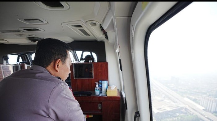 Kapolri Jenderal Listyo Sigit Prabowo memantau situasi terkini arus mudik Hari Raya Idul Fitri 2023. Kapolri meninjau arus mudik menggunakan helikopter. (dok Polri)