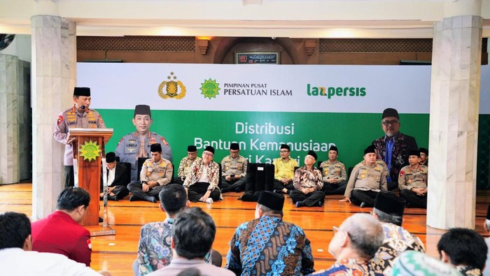Kapolri Jenderal Listyo Sigit Prabowo menyalurkan 30.000 paket bantuan sembako ke masyarakat. Distribusi bantuan bekerja sama dengan Persatuan Islam (Persis). (dok Polri)