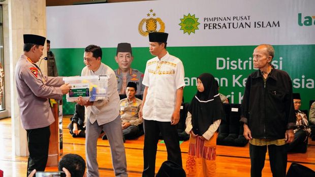 Kapolri Jenderal Listyo Sigit Prabowo menyalurkan 30.000 paket bantuan sembako ke masyarakat. Distribusi bantuan bekerja sama dengan Persatuan Islam (Persis). (dok Polri)