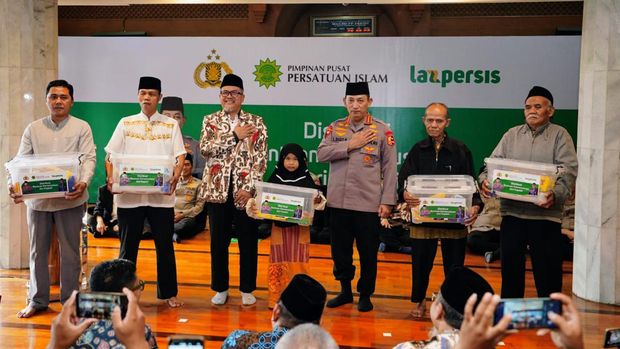 Kapolri Jenderal Listyo Sigit Prabowo menyalurkan 30.000 paket bantuan sembako ke masyarakat. Distribusi bantuan bekerja sama dengan Persatuan Islam (Persis). (dok Polri)