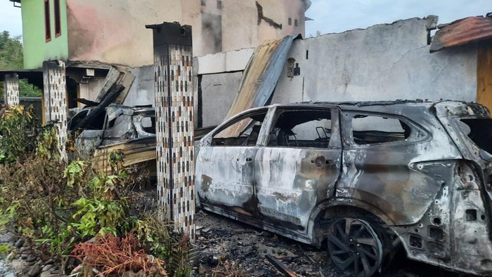 Kebakaran di Luwu, Sulsel membuat kendaraan warga hangus.