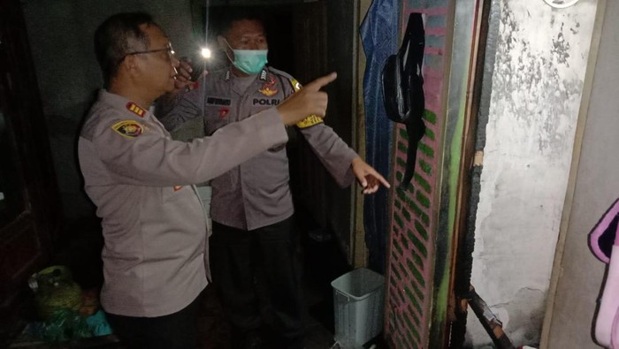 Petugas mengecek Desa Honggosoco Kecamatan Jekulo, Kabupaten Kudus, Jumat (14/4/2023).