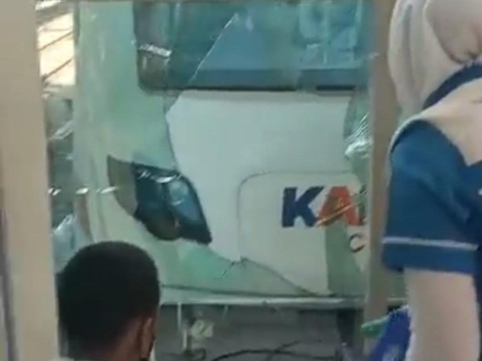 Kecelakaan kereta Bandara Soekarno Hatta terjadi pada Jumat, 14 April 2023. Kereta tersebut menabrak kaca stasiun hingga pecah. Begini penjelasan KAI Commuter.